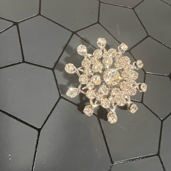 Vintage 1950’s Starburst/ Snowflake Rhinestone Brooch- So Sparkly - Picture 4 of 6